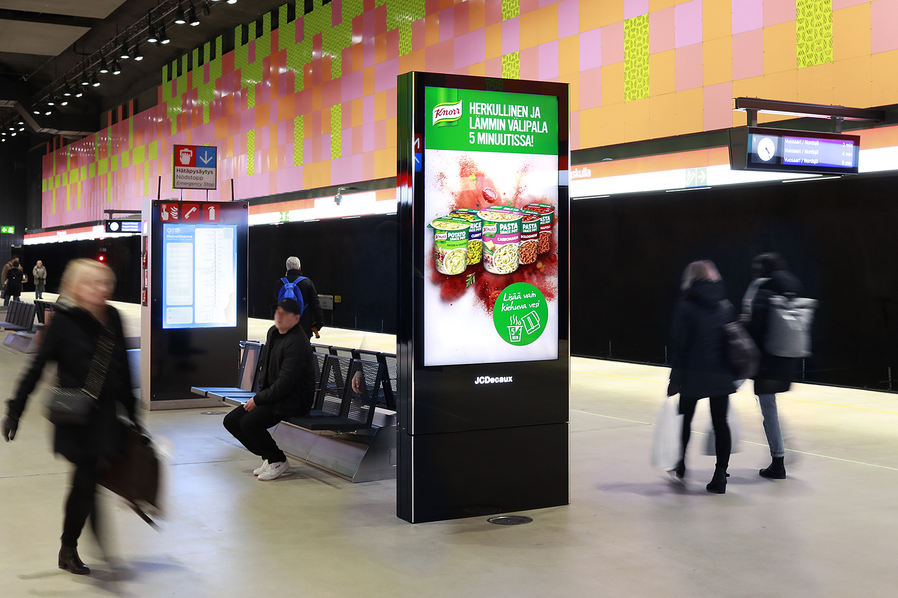 Knorrin kampanja Niittykummun metroasemalla.