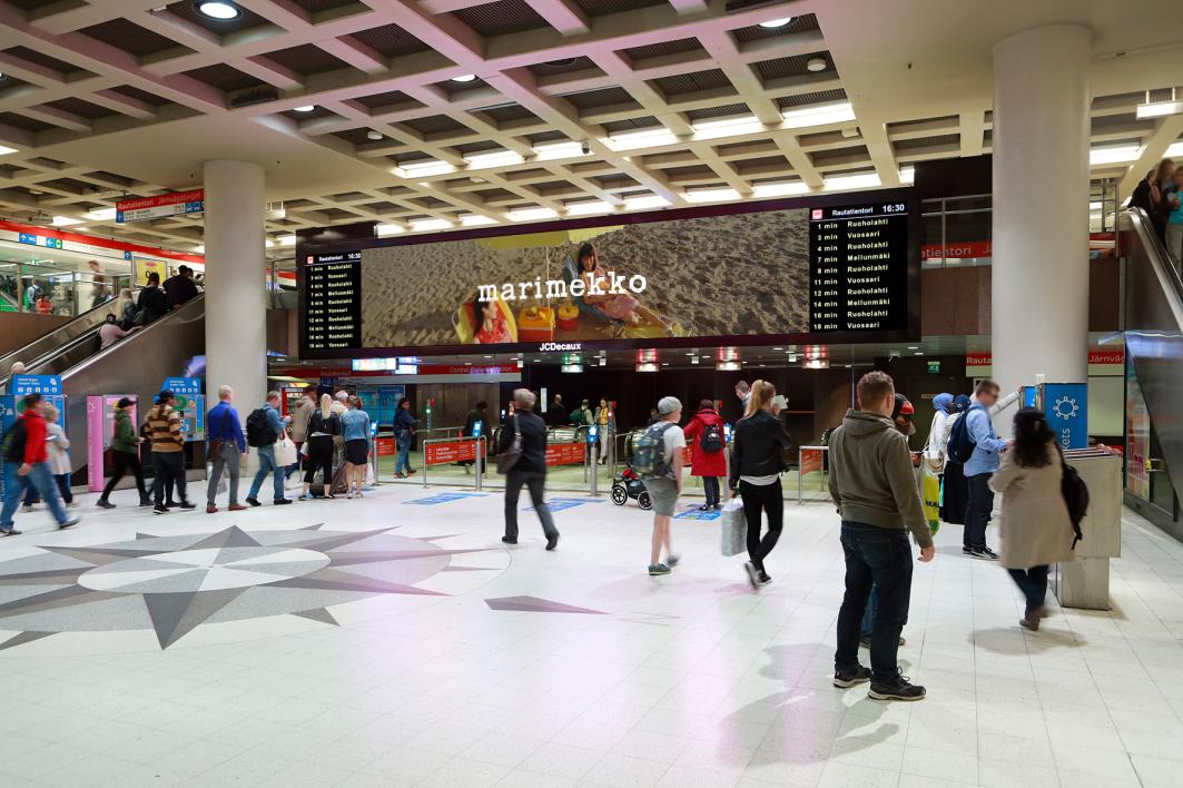 Marimekon kampanja Rautatientorin Compass näytöllä.