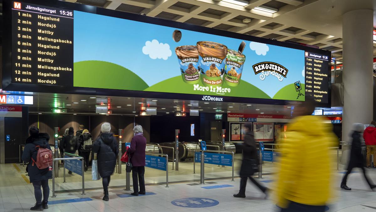 Ben & Jerryn digitaalinen ulkomainoskampanja Helsingin Rautatientorin compass näytöllä.