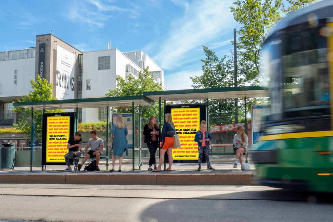 Alepan digitaalinen ulkomainoskampanja Helsingin Oopperan ratikkapysäkillä.
