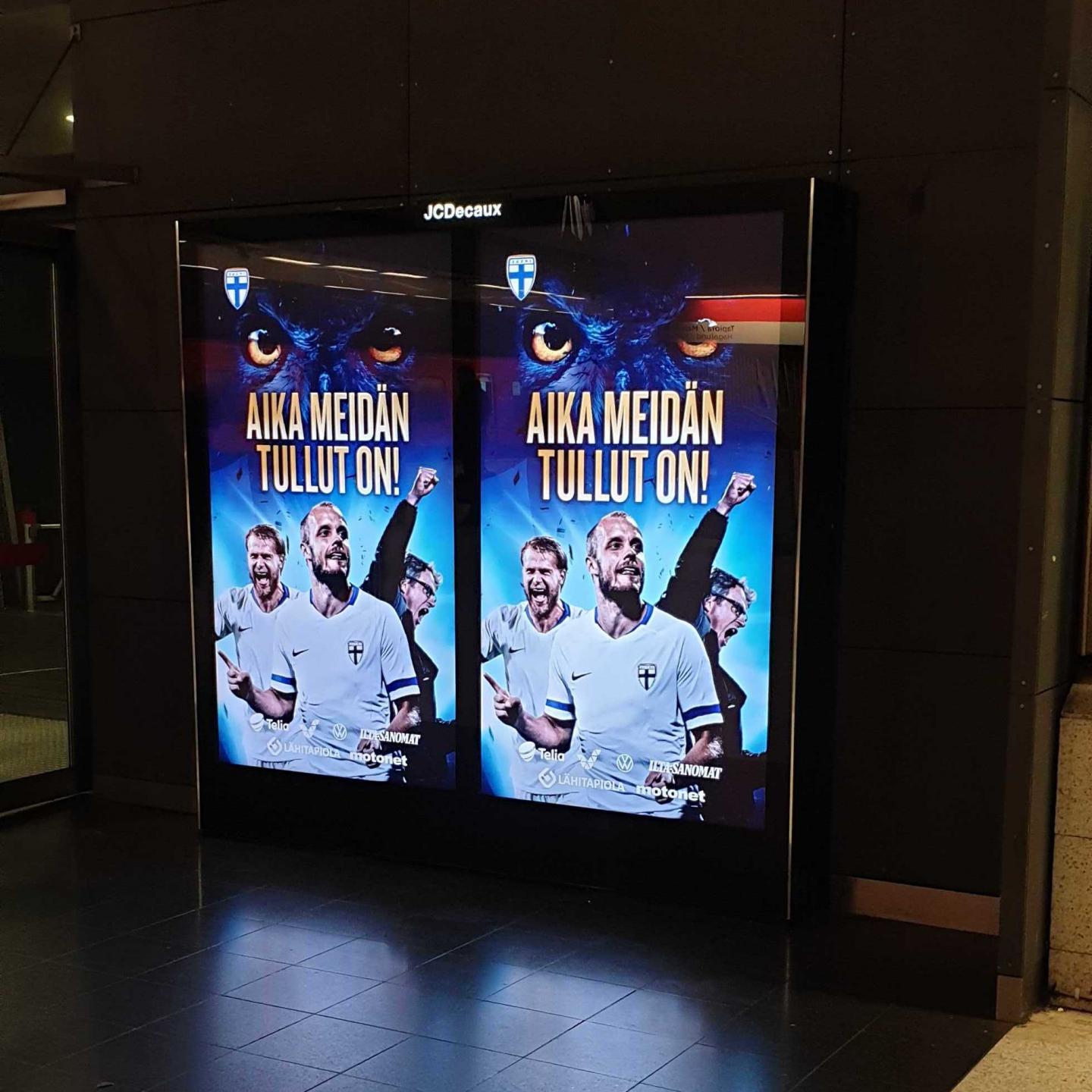 digitaalinen ulkomainos huuhkajien voiton jälkeen metroasemalla