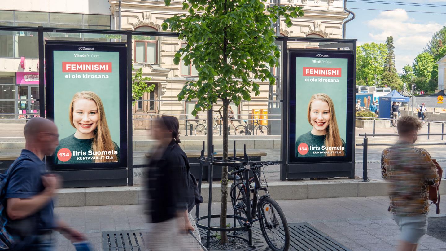 Kuntavaalit Tampereen ratikkapysäkin digitaalisilla mainospinnoilla.
