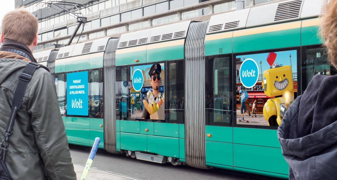 Wolt mainostaa näyttävästi ratikan paraatipaikalla.