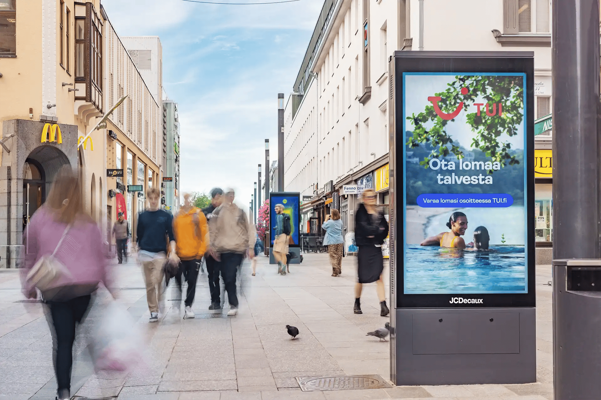 TUIn digitaalinen ulkomainoskampanja Oulussa kävelykatu Rotuaarilla.