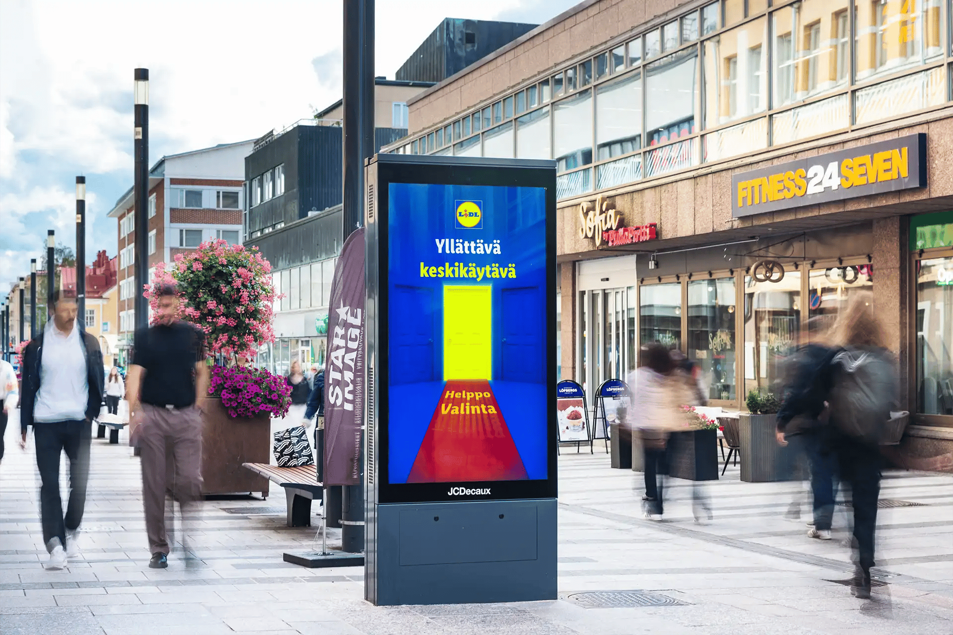 Lidln digitaalinen ulkomainoskampanja Oulussa kävelykatu Rotuaarilla.