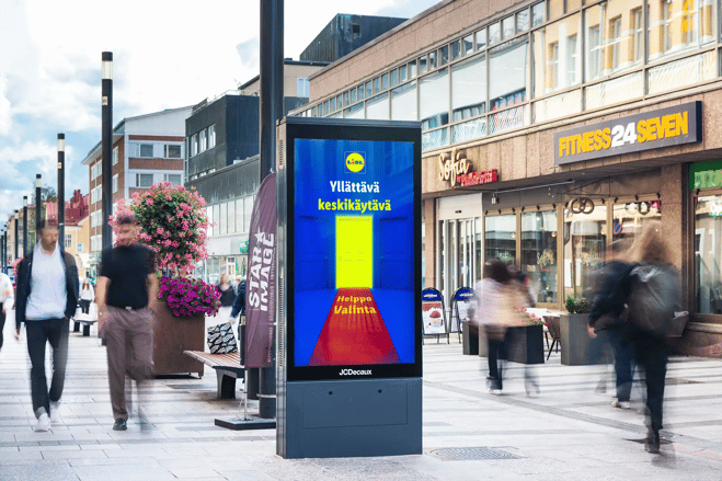Lidln digitaalinen ulkomainoskampanja Oulussa kävelykatu Rotuaarilla.