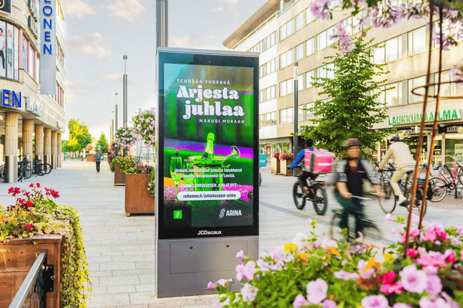 S-ryhmän digitaalinen ulkomainoskampanja Oulussa Saaristokadun ja Kirkkokadun kulmassa.