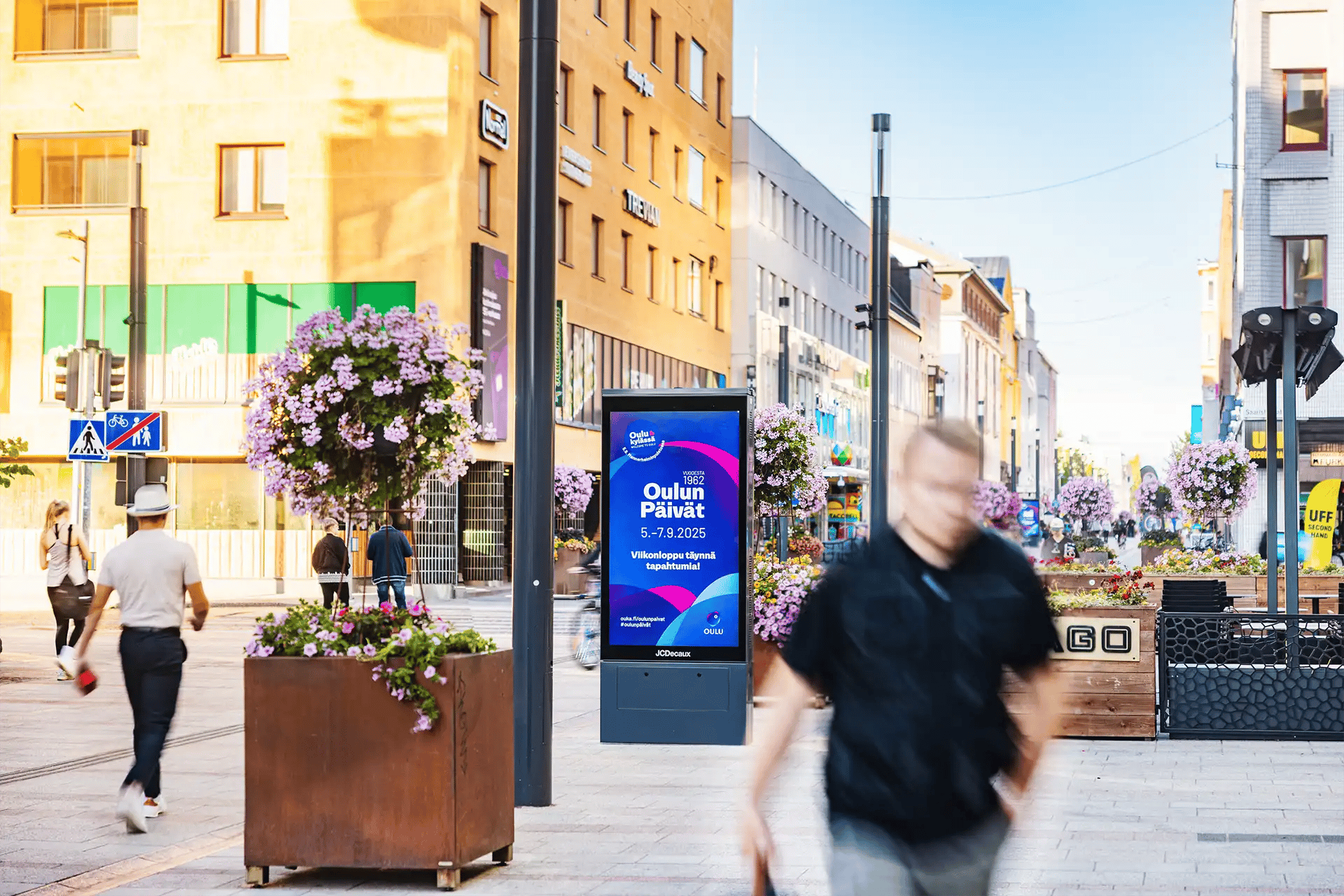 Oulun päivät digitaalinen ulkomainoskampanja Oulussa Saaristokadun ja Kirkkokadun kulmassa.