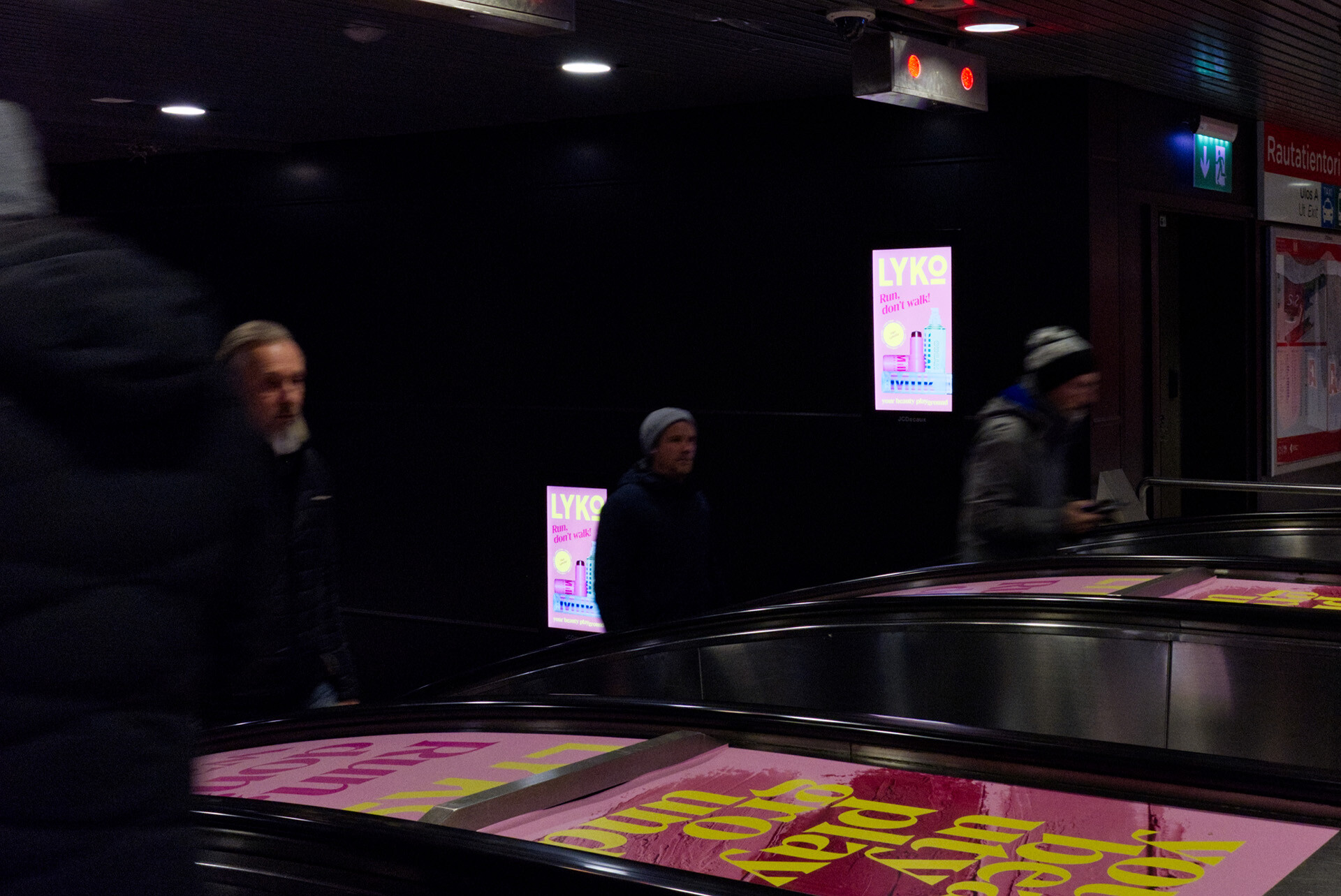 Lykon Milk kampanja Rautatientorin Escalator näytöillä. 