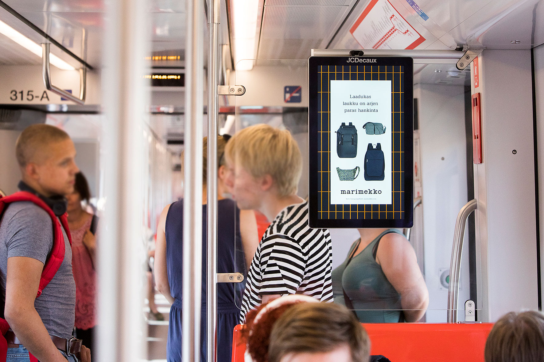 Marimekon kampanja metron digiscreenillä. 