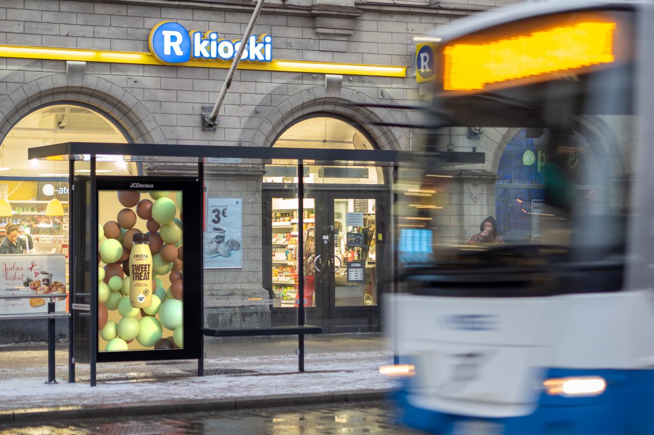 Frezza moccan digitaalinen ulkomainoskampanja Tamperella bussipysäkillä.
