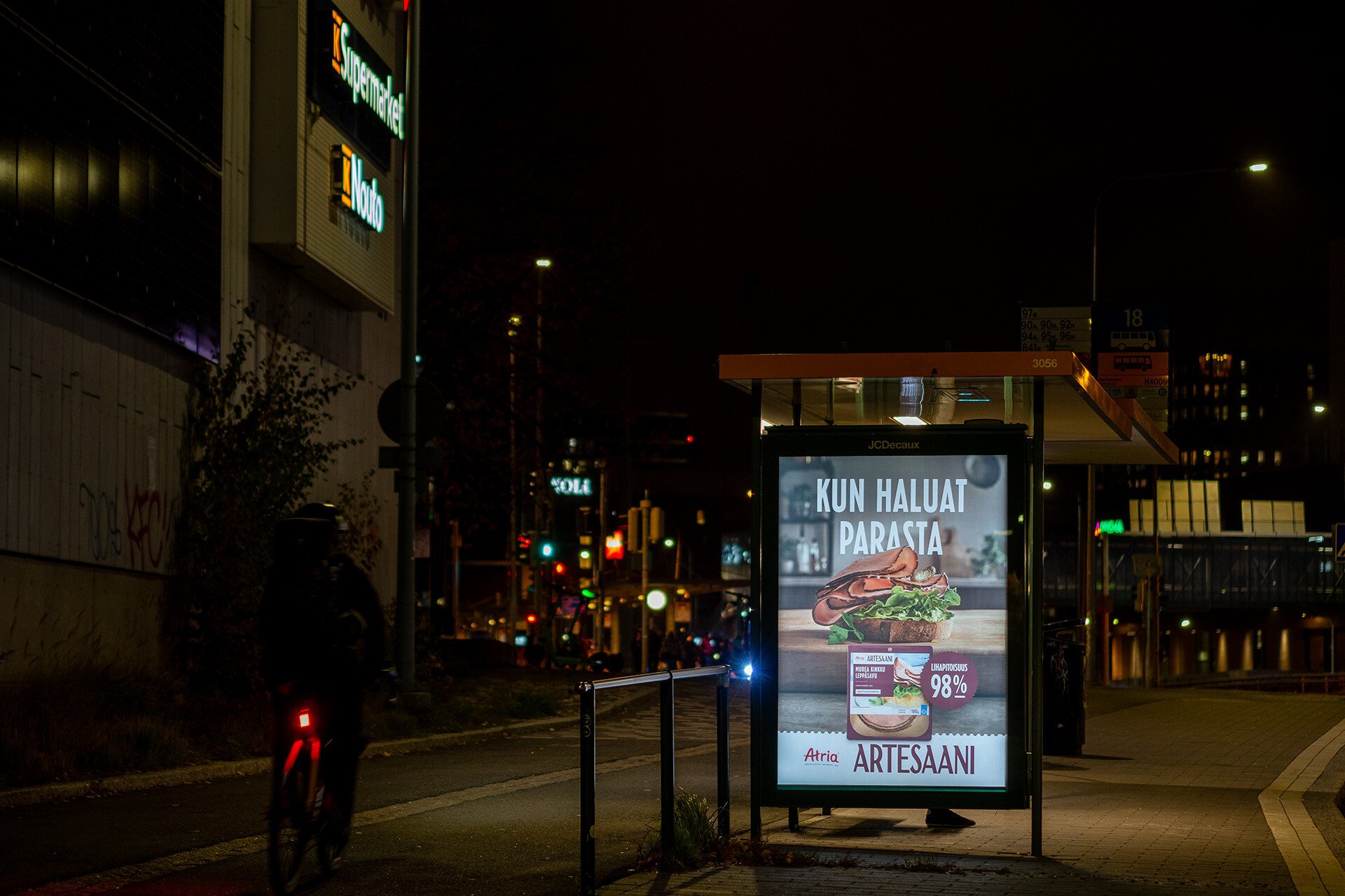 Atrian abribusjulistemainos K-supermarketin vieressä.