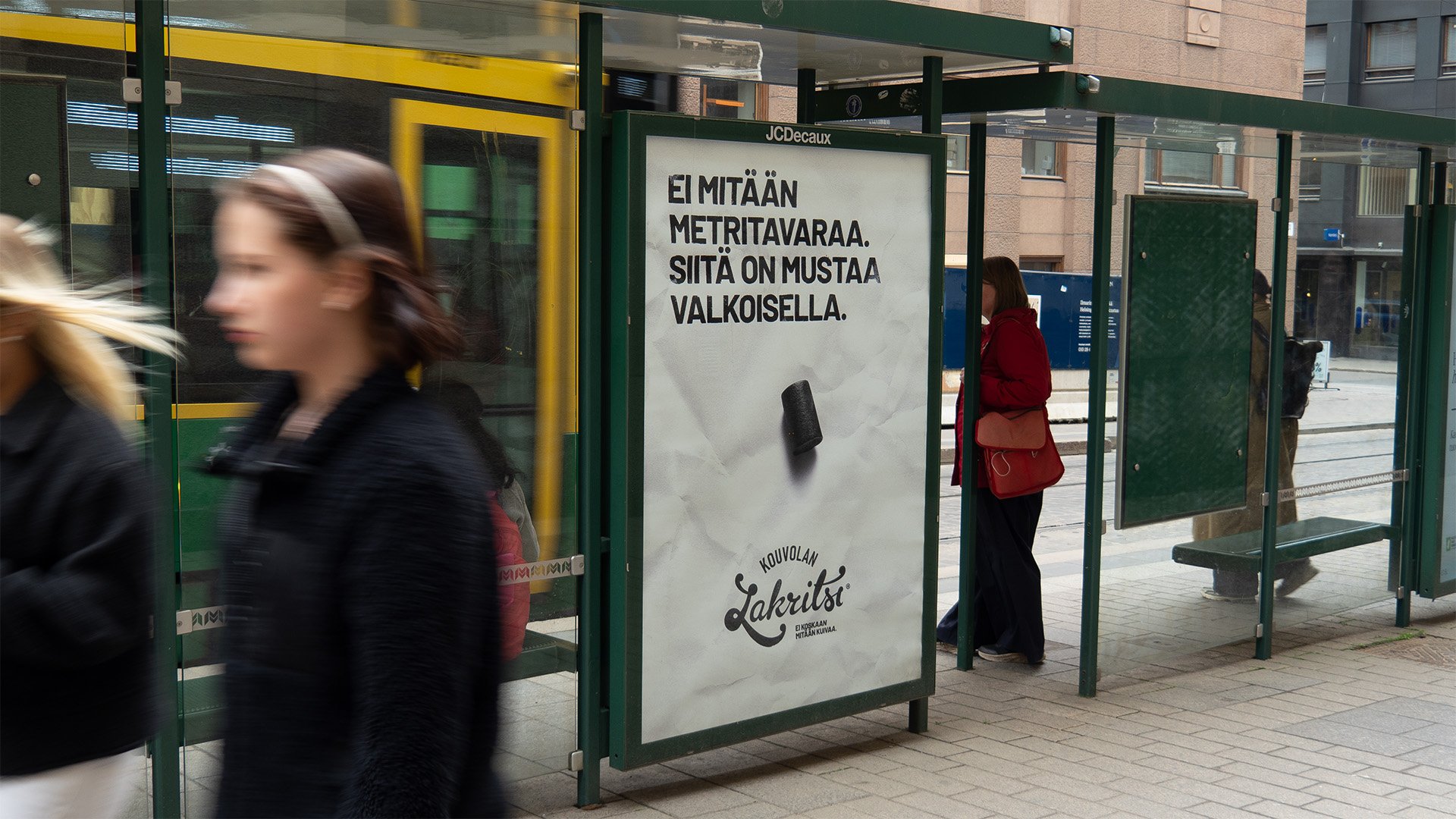 Kouvolan lakritsin abribus-julistekampanja ratikkapysäkillä Helsingissä.