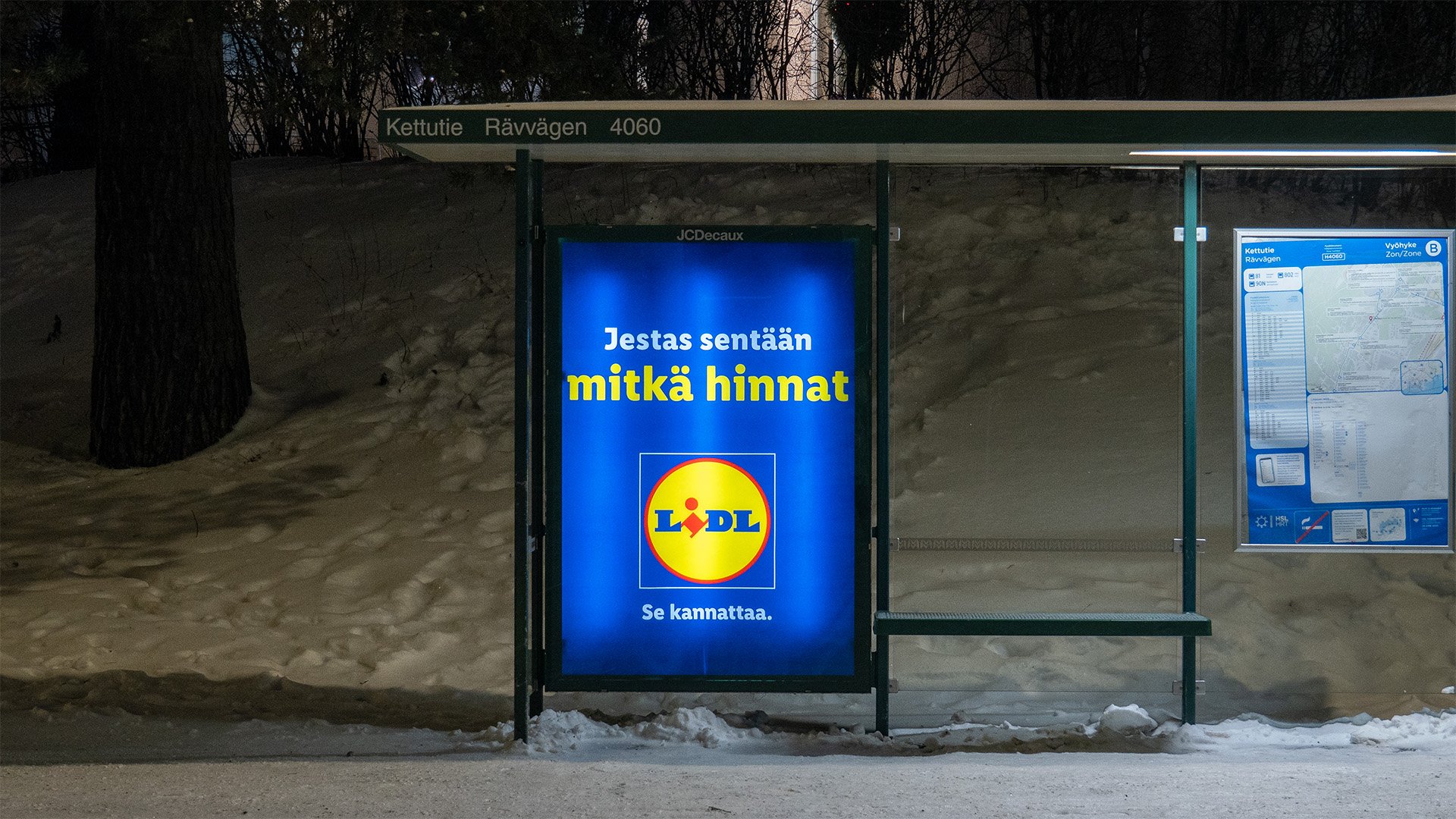 Lidlin ulkomainoskampanja bussipysäkillä Helsingissä.