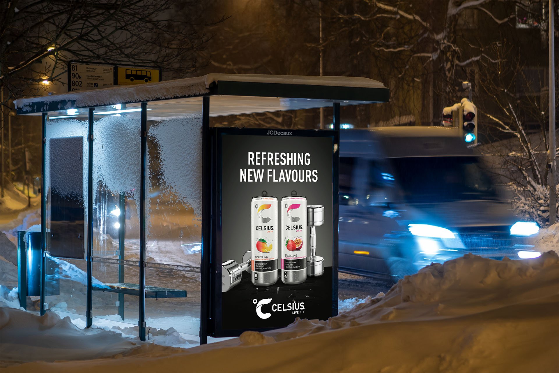 Celsiuksen abribusjulistemainos bussipysäkillä Helsingissä lumisena talvi-iltana.