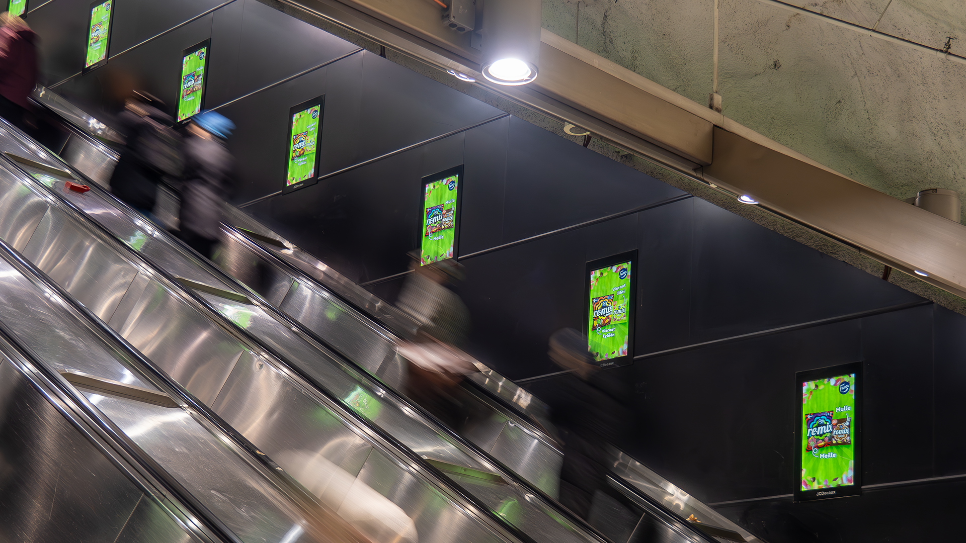 Fazerin näyttävä kampanja Rautatientorin Escalator näytöillä.