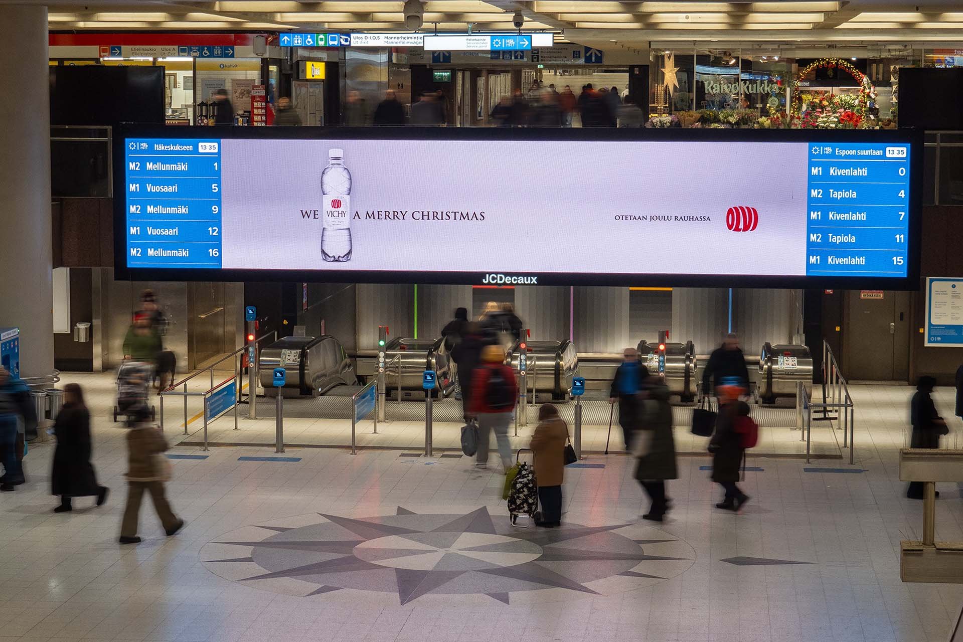 Olvin digitaalinen ulkomainoskampanja Asematunnelin kompassitasolla.