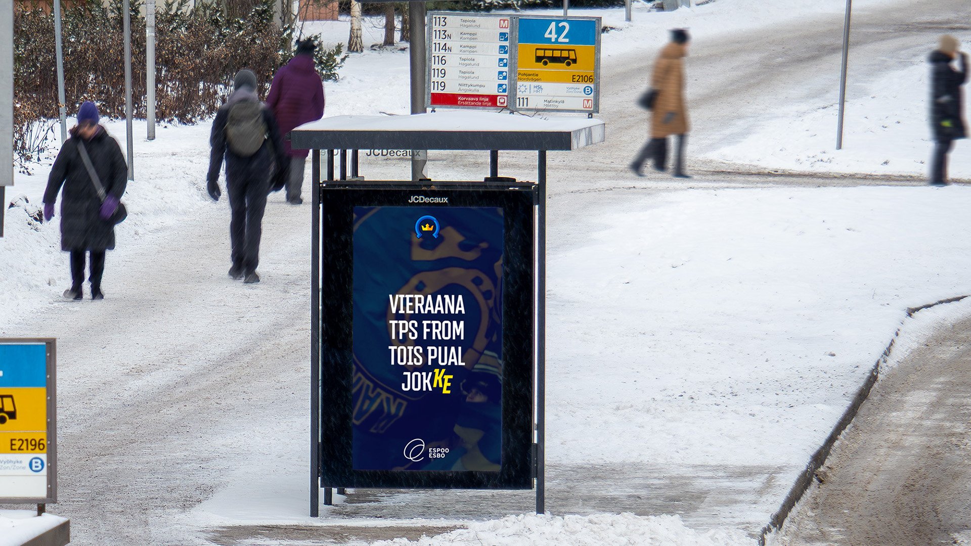 Kiekko-Espoon digitaalinen ulkomainoskampanja Espoon Tapiolan bussipysäkillä.