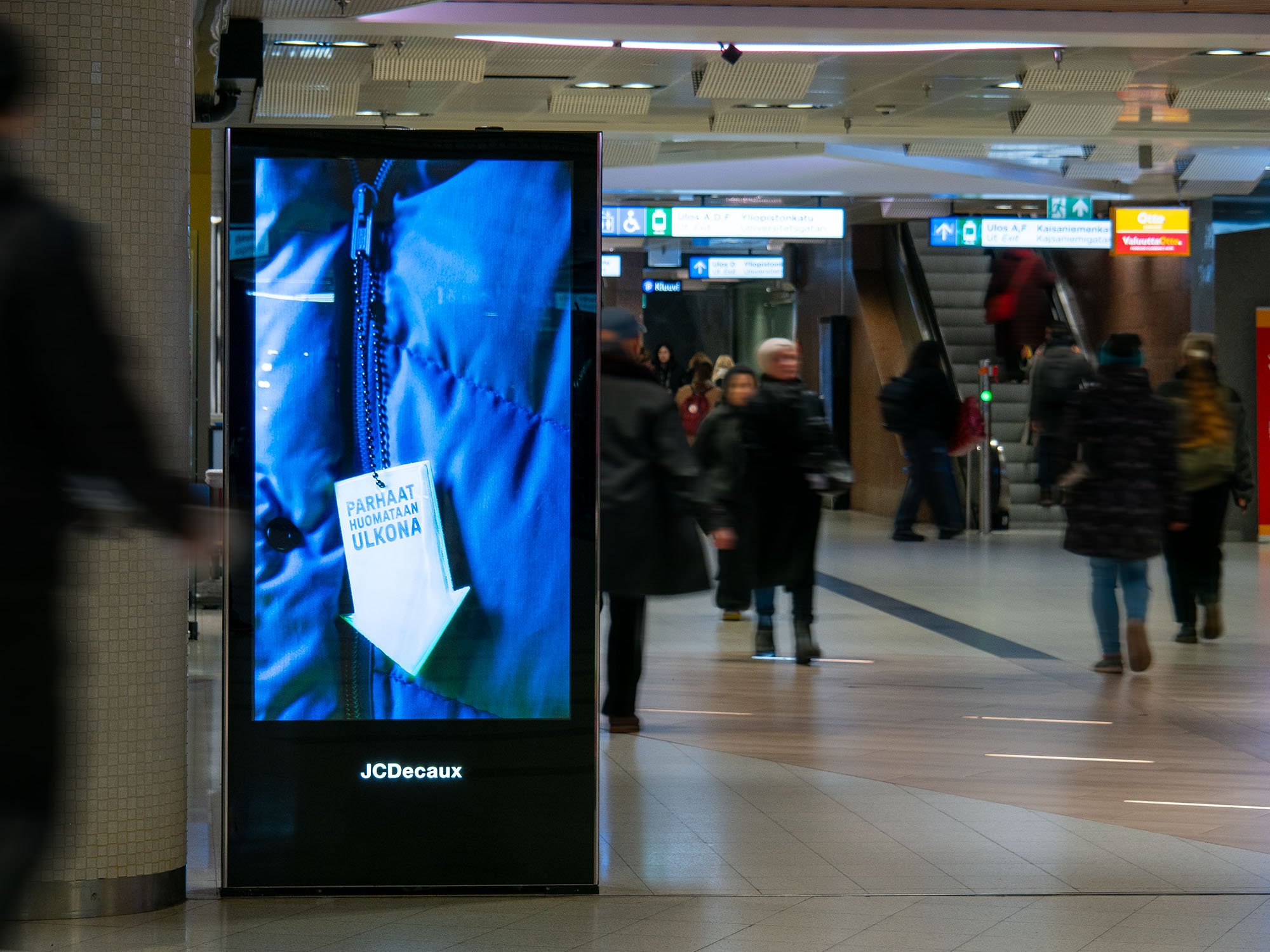 JCDecaux'in oma heijastin aiheinen digitaalinen ulkomainoskampanja Fenniakorttelissa. 
