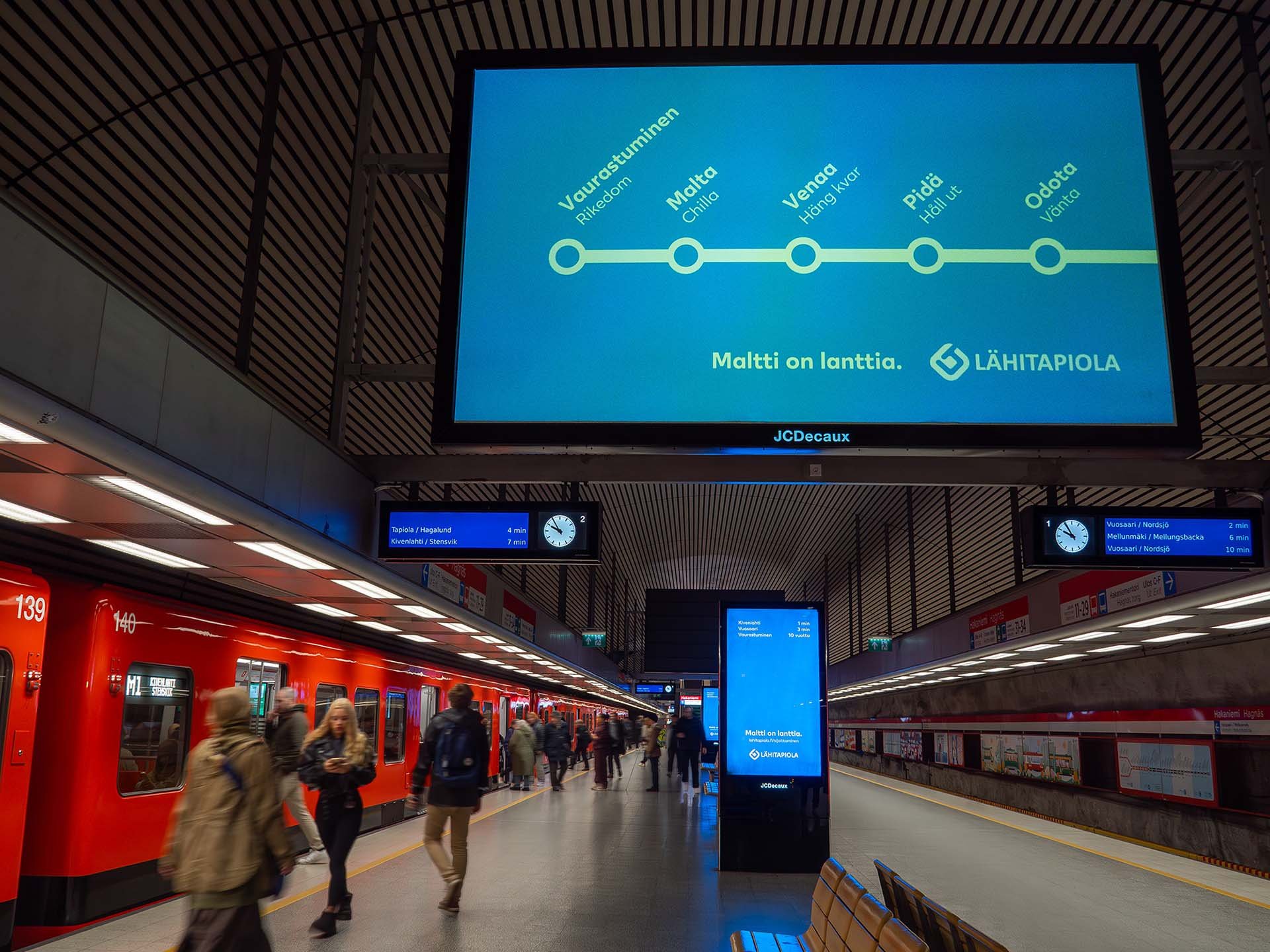 Lähitapiolan digitaalinen ulkomainoskampanja Hakaniemen metroasemalla.
