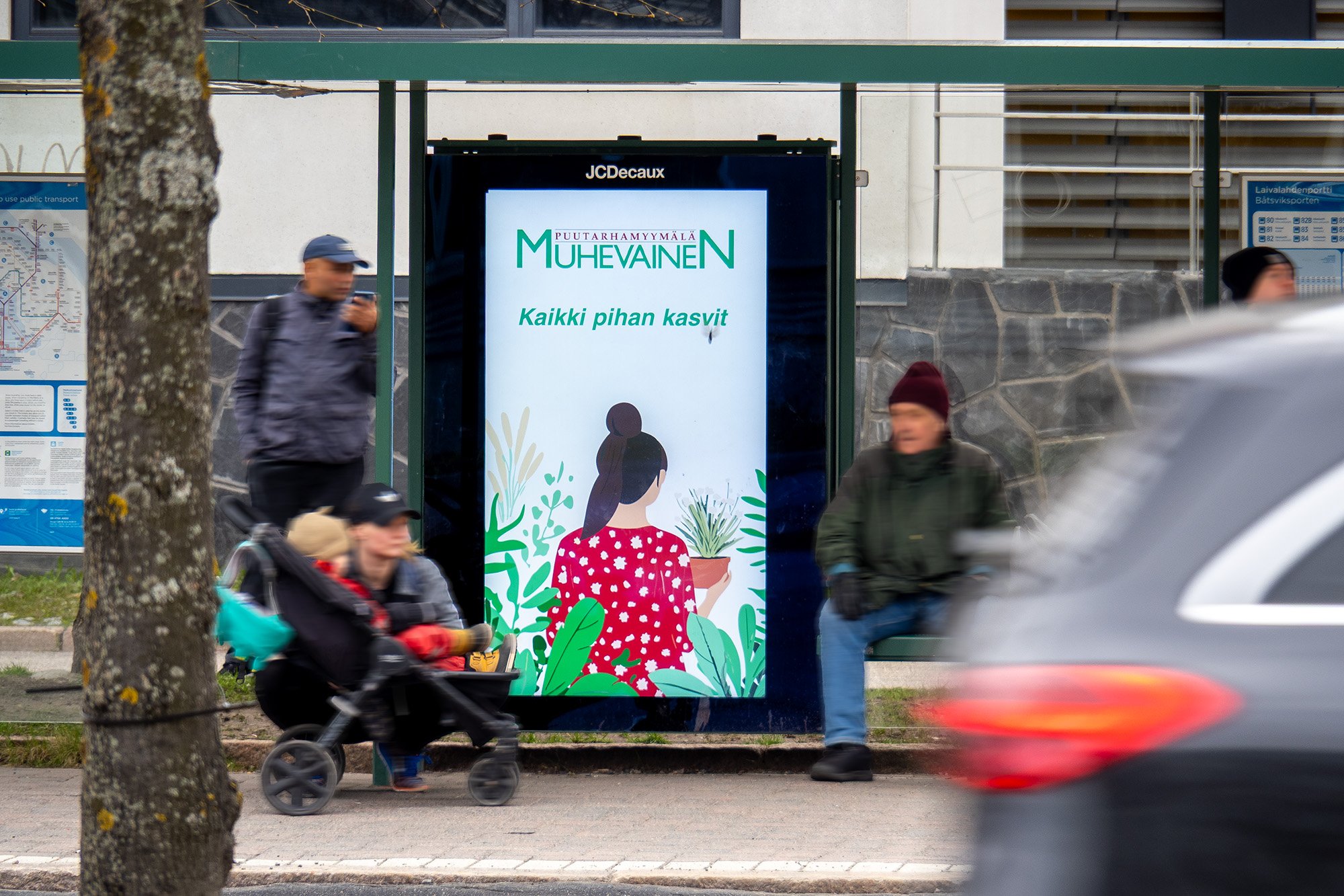 Muhevaisen digitaalinen ulkomainoskampanja bussipysäkillä Helsingissä.