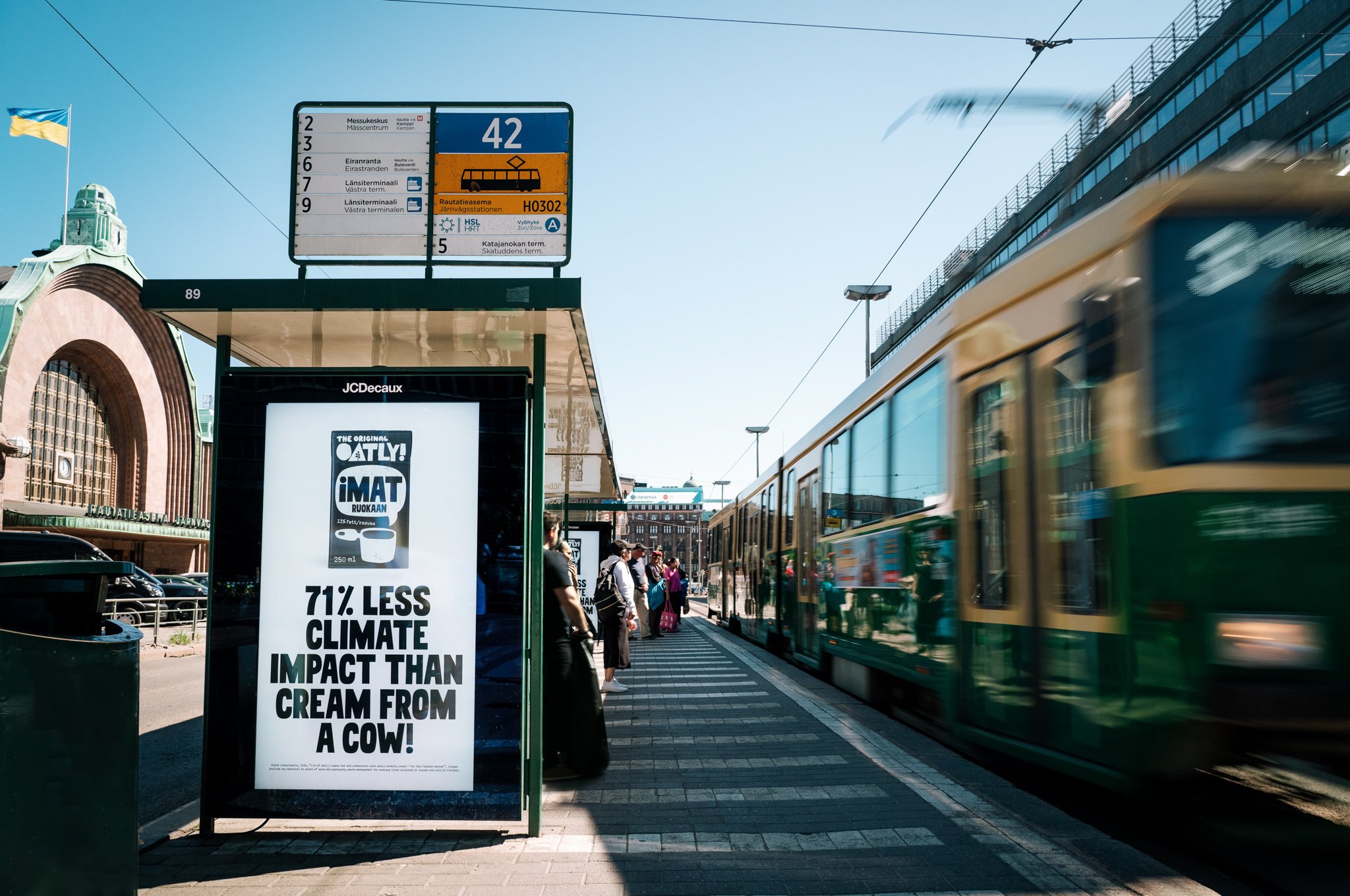 Oatlyn digitaalinen ulkomainoskampanja Kaivokadun ratikkapysäkillä Helsingissä.