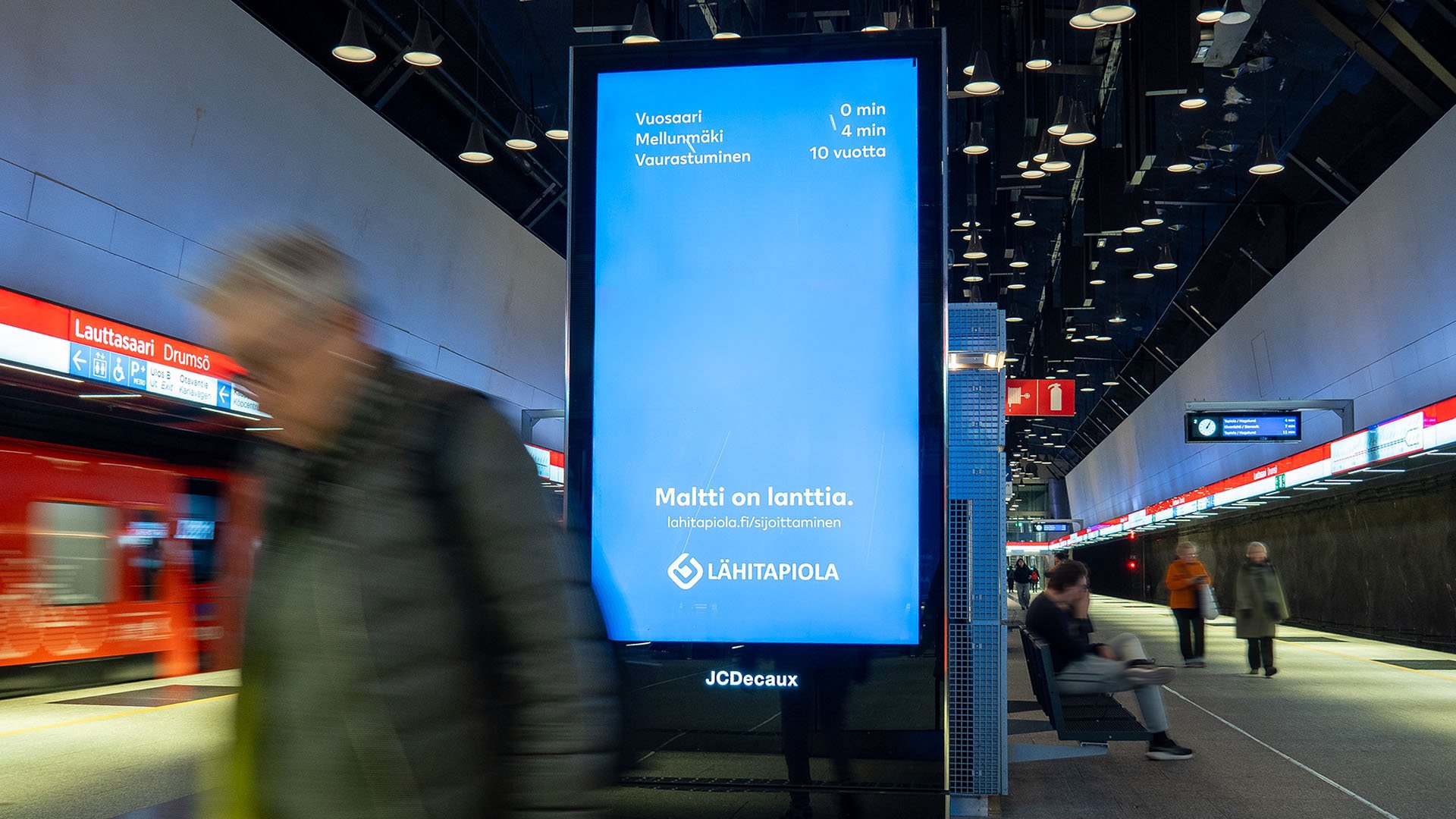 Lähitapiolan dynaaminen ulkomainoskampanja Lauttasaaren metroasemalla. 