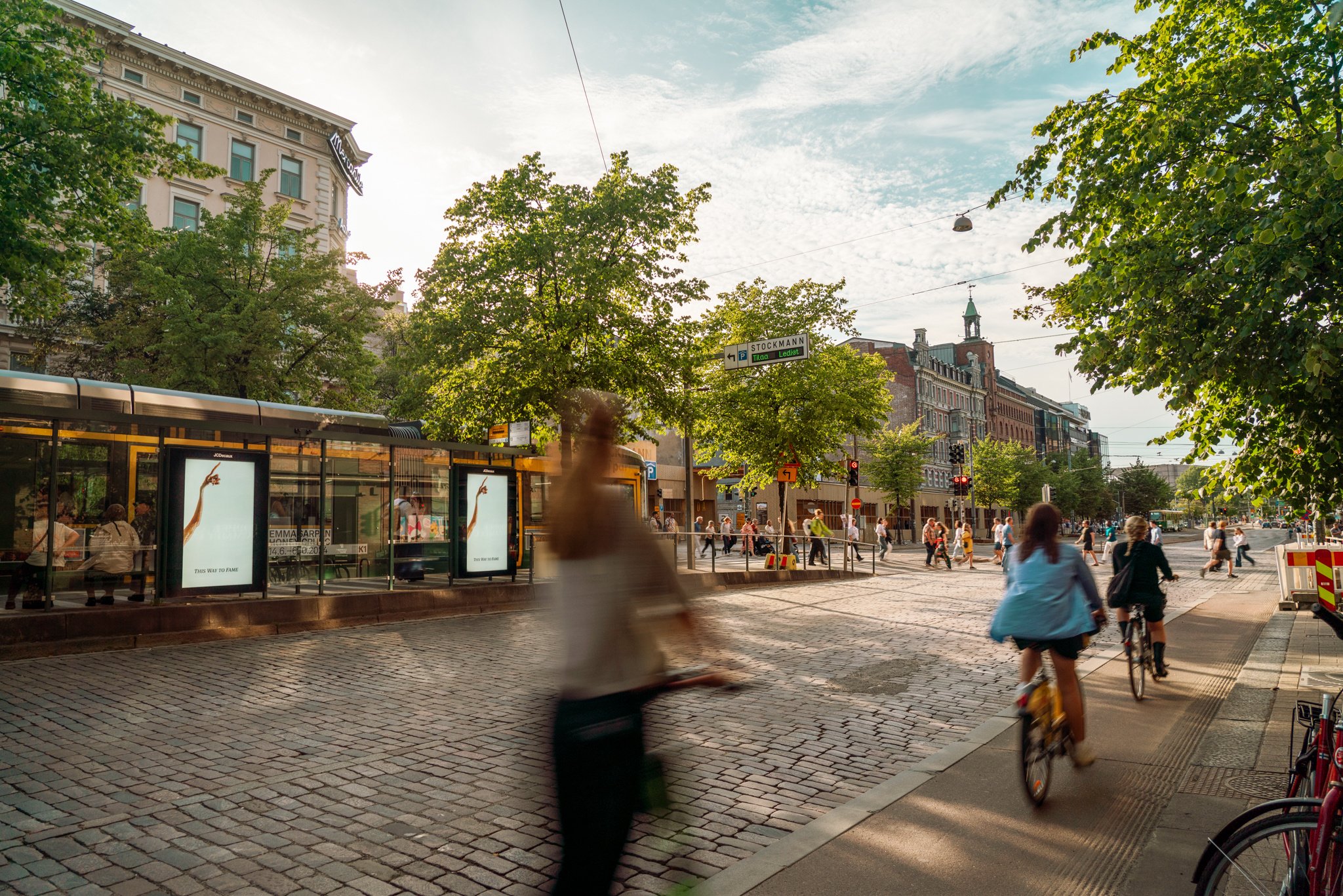 JCDecaux'in oma digitaalinen ulkomainoskampanja Manneriheimintiellä Helsingissä.