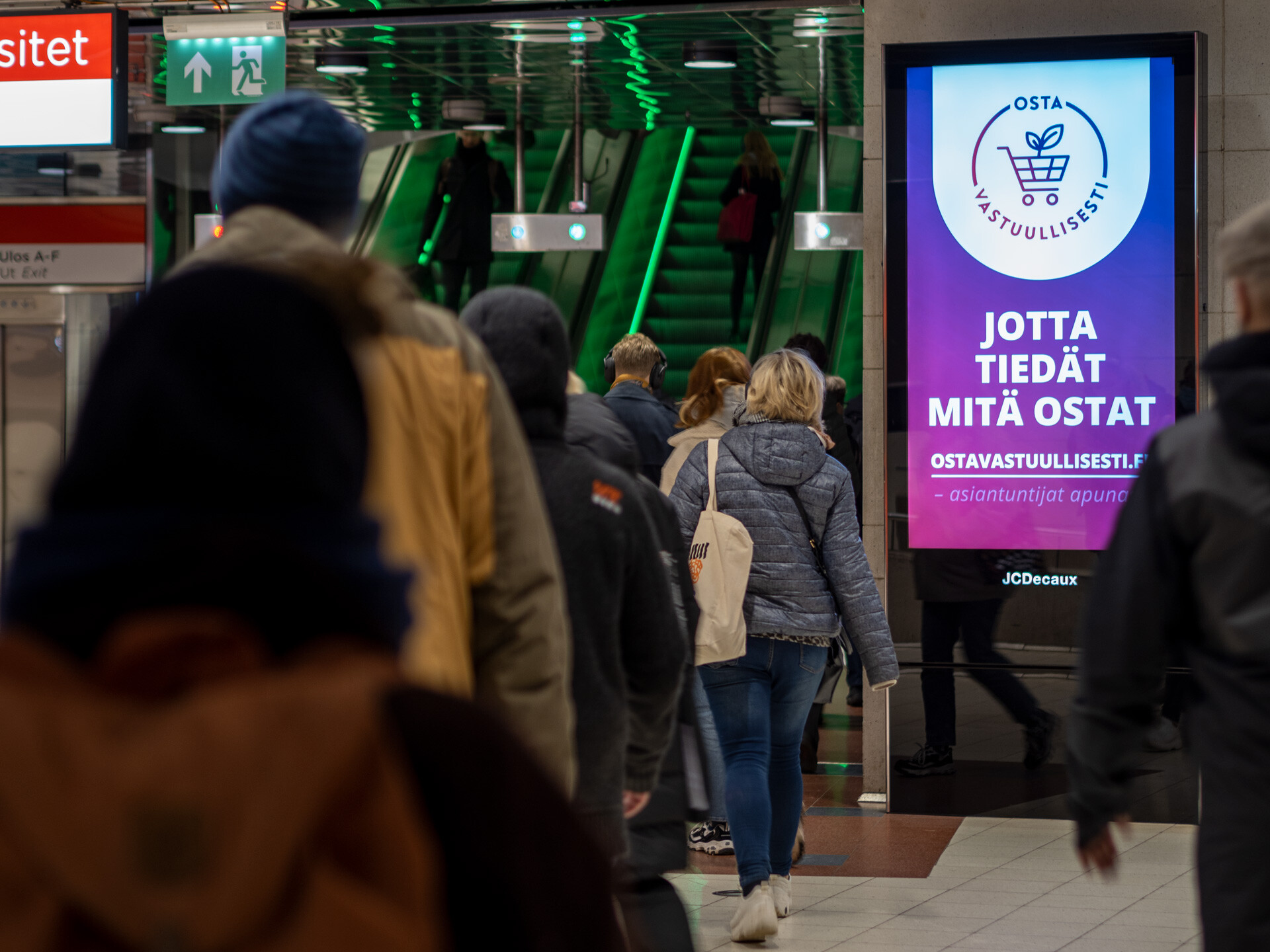 Osta vastuullisesti kampanja Helsingin yliopiston metroasemalla. 