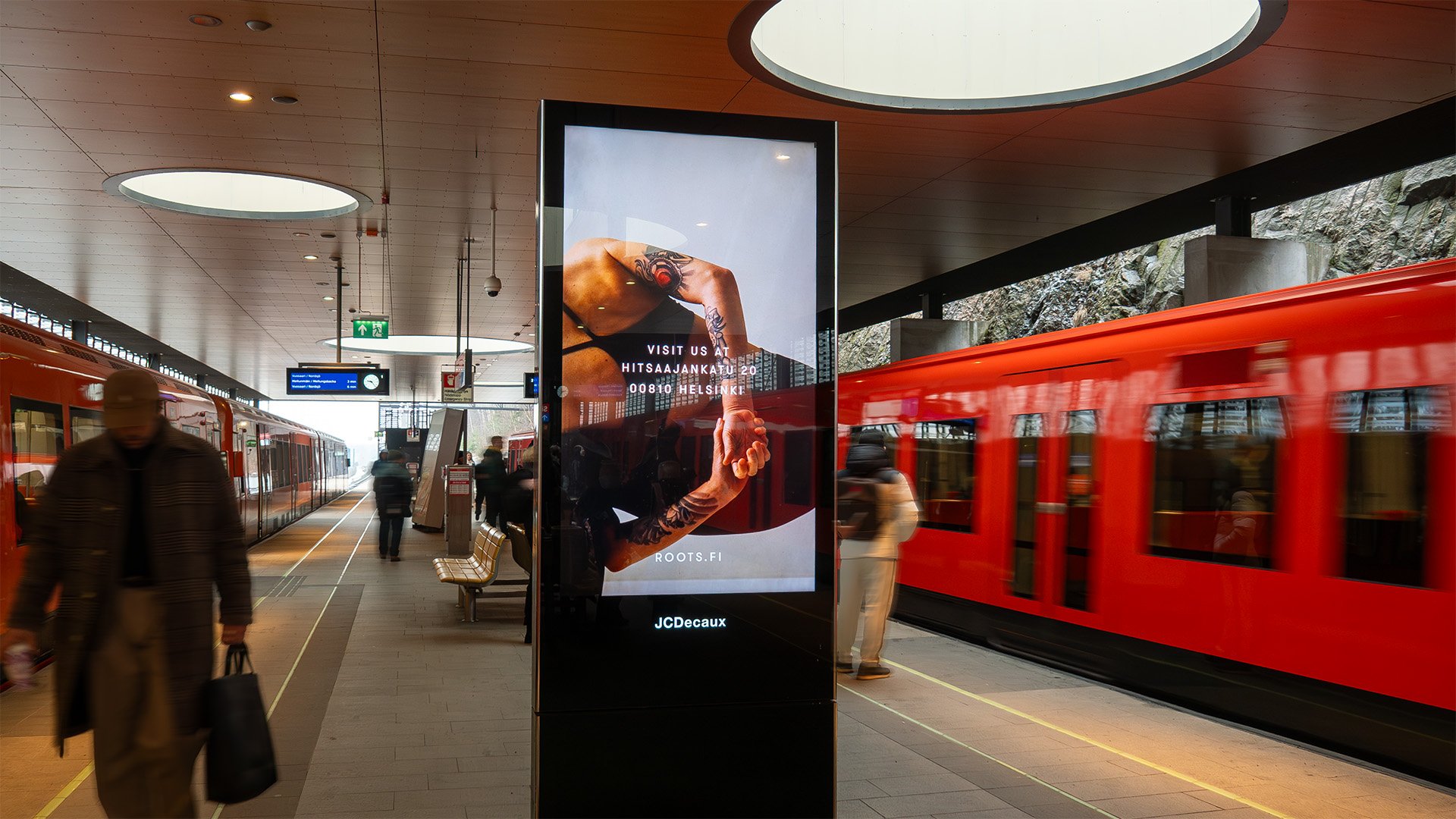 Rootsin digitaalinen ulkomainoskampanja Siilitien metrolaiturilla.