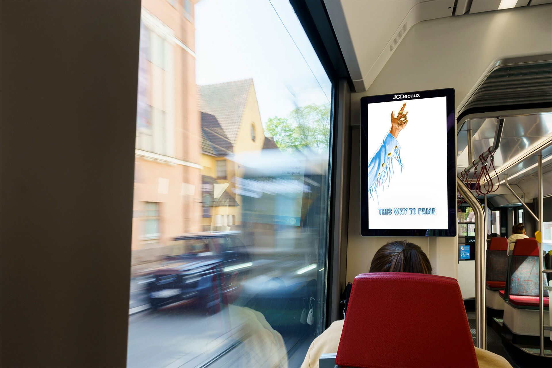 JCDecaux'in kampanja ratikan digiscreenillä.