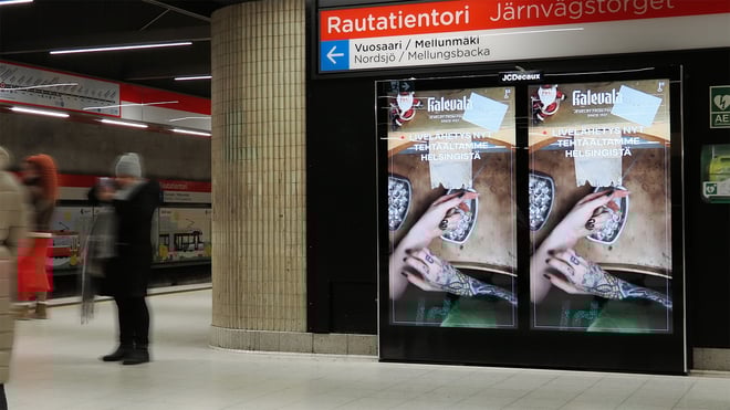 Kalevala korun livestreamlähetys Rautatientorin digitaalisilla ulkomainosnäytöillä.