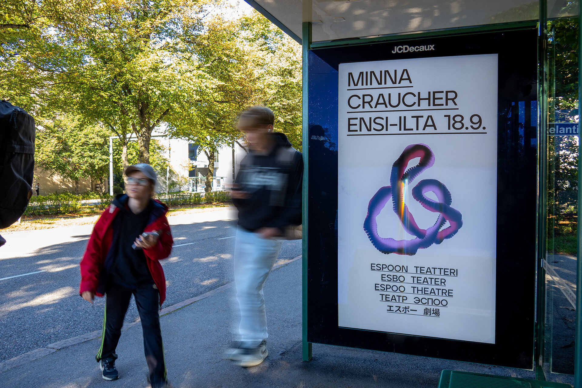 Espoon teatterin digitaalinen ulkomainos bussipysäkillä Koskelantiellä.