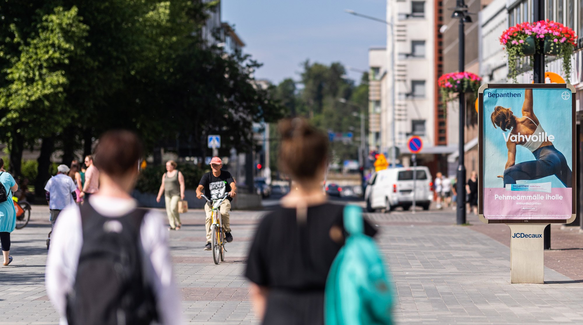 Mainosjuliste kesäisellä kävelykadulla Kuopiossa. 