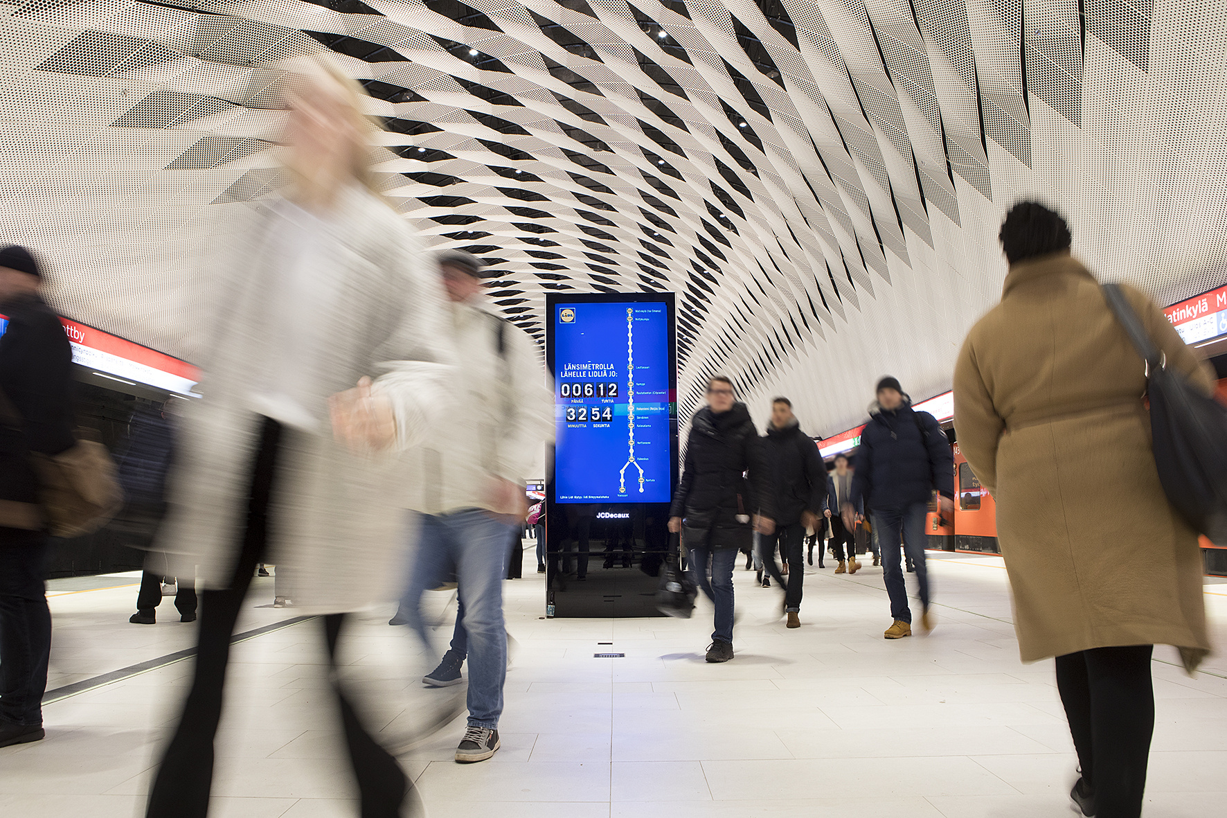 Lidlin mainos Matinkylän metroasemalla. 