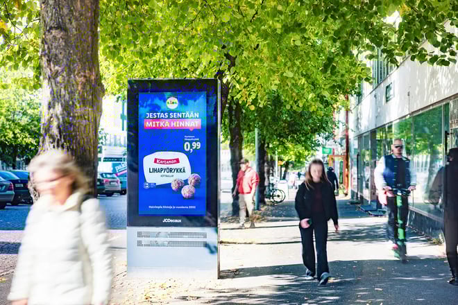 Lidln digitaalinen ulkomainoskampanja Oulun Hallituskadun ja Koulukadun risteyksessä.
