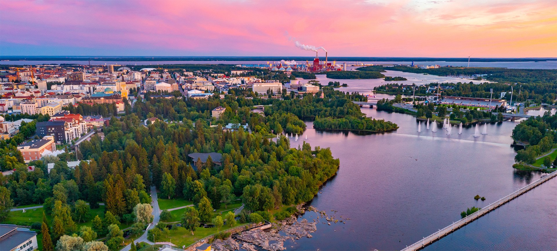Ilmakuva Oulun kaupungista auringonlaskun aikaan.