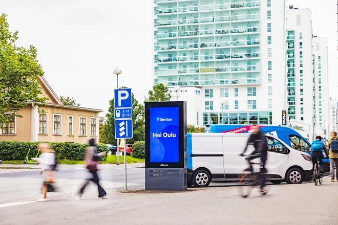 Digitaalinen ulkomainos Oulun rautatieaseman läheisyydessä.