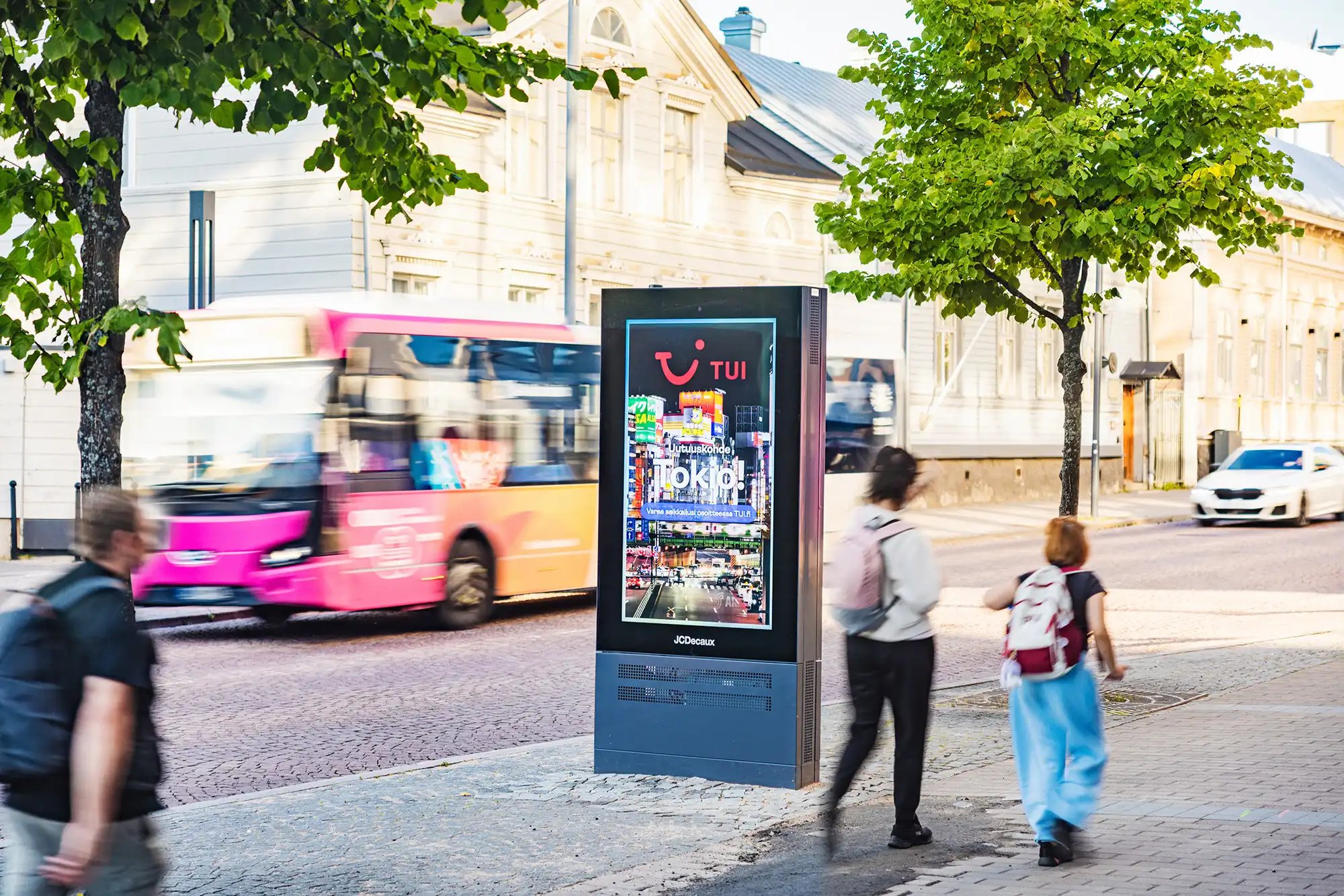 TUIn digitaalinen ulkomainoskampanja Oulun Torikadulla.