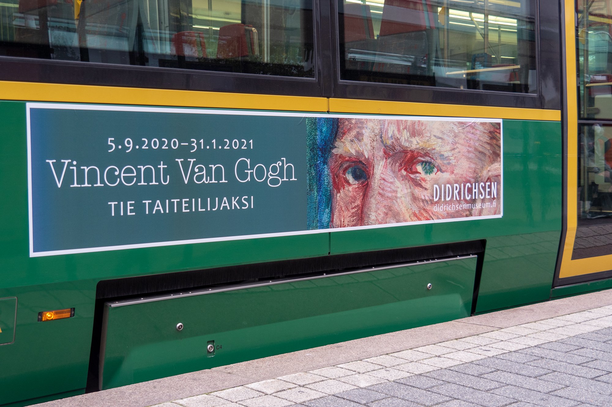 JCDecaux'in näyttävä mainospinta ratikan kyljessä. 