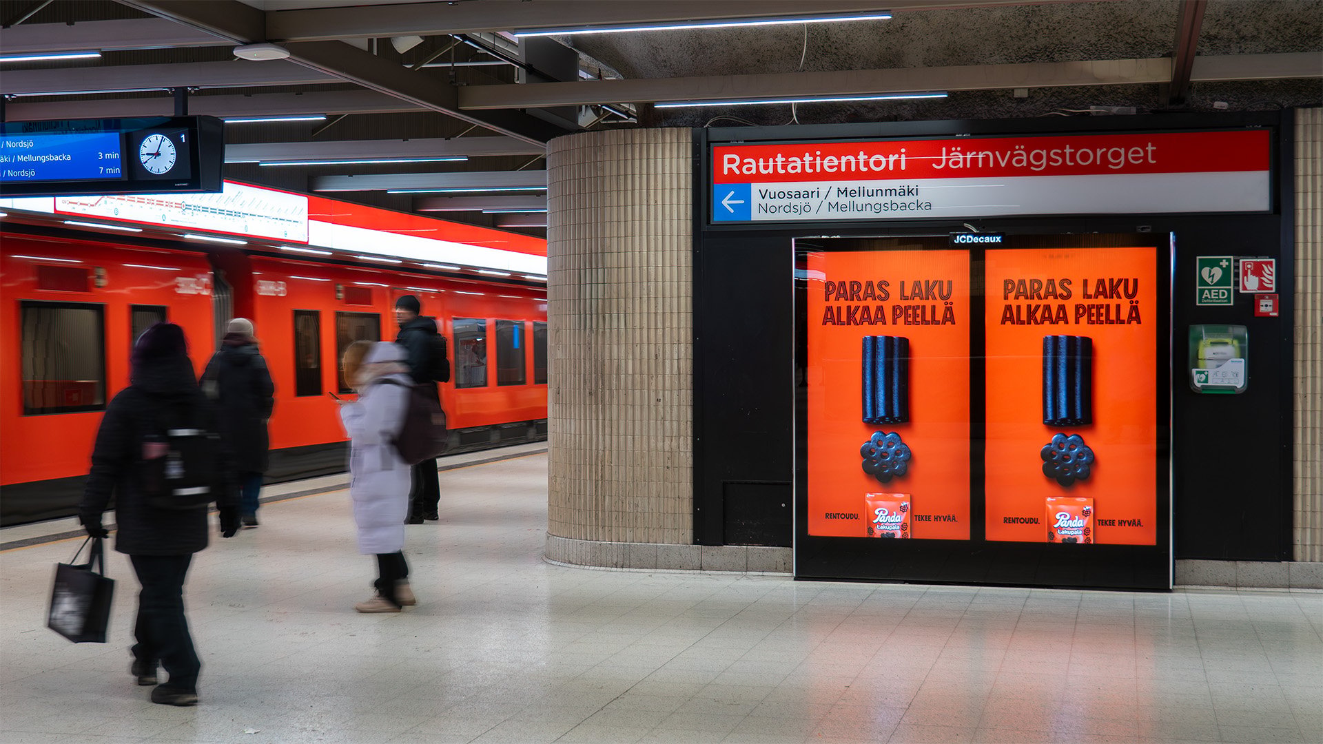 Pandan digitaalinen ulkomainoskampanja Rautatientorin metroaseman näytöillä.