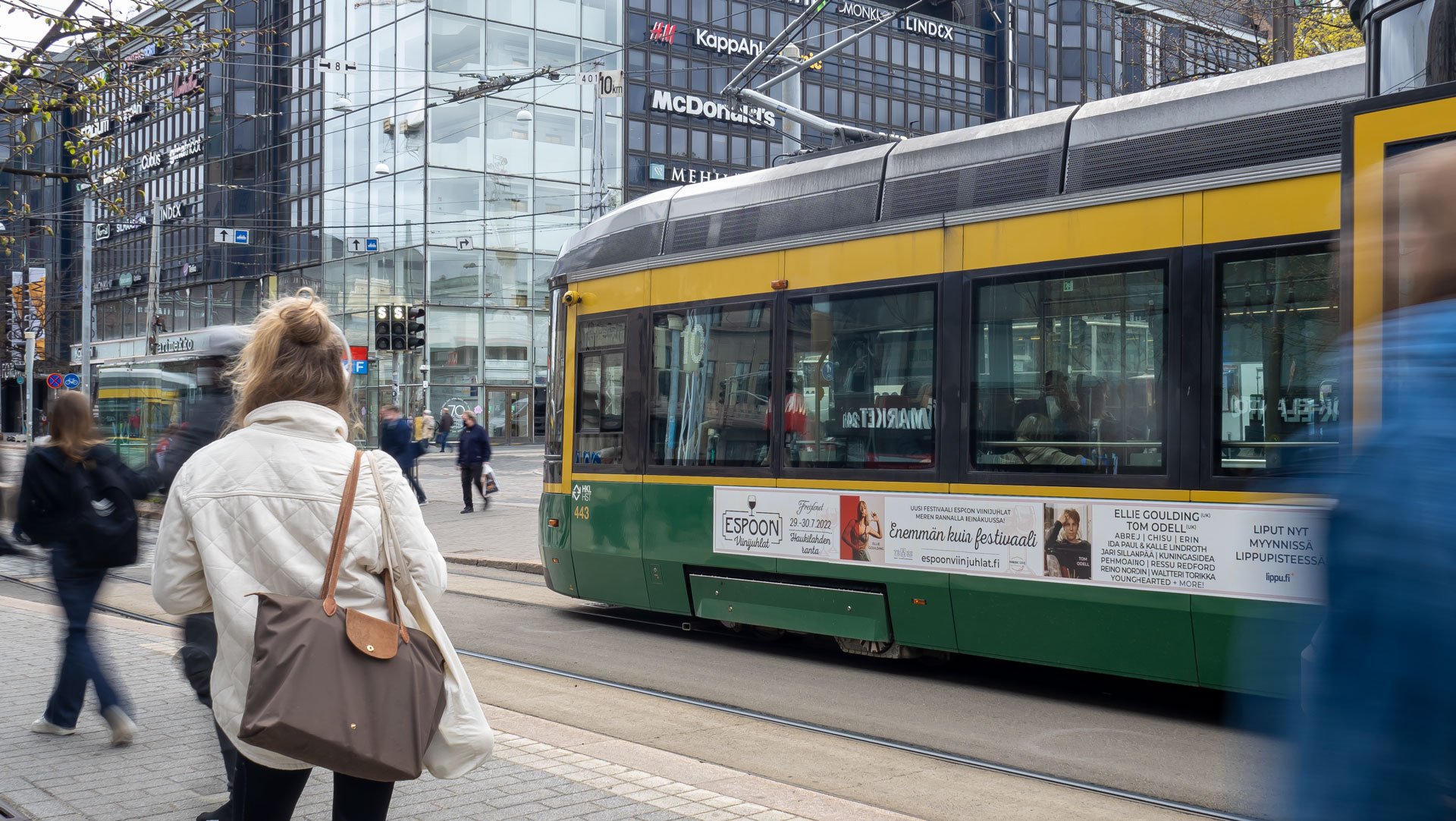 Espoon viinijuhlia mainostetaan ratikan ulkosivuissa. 