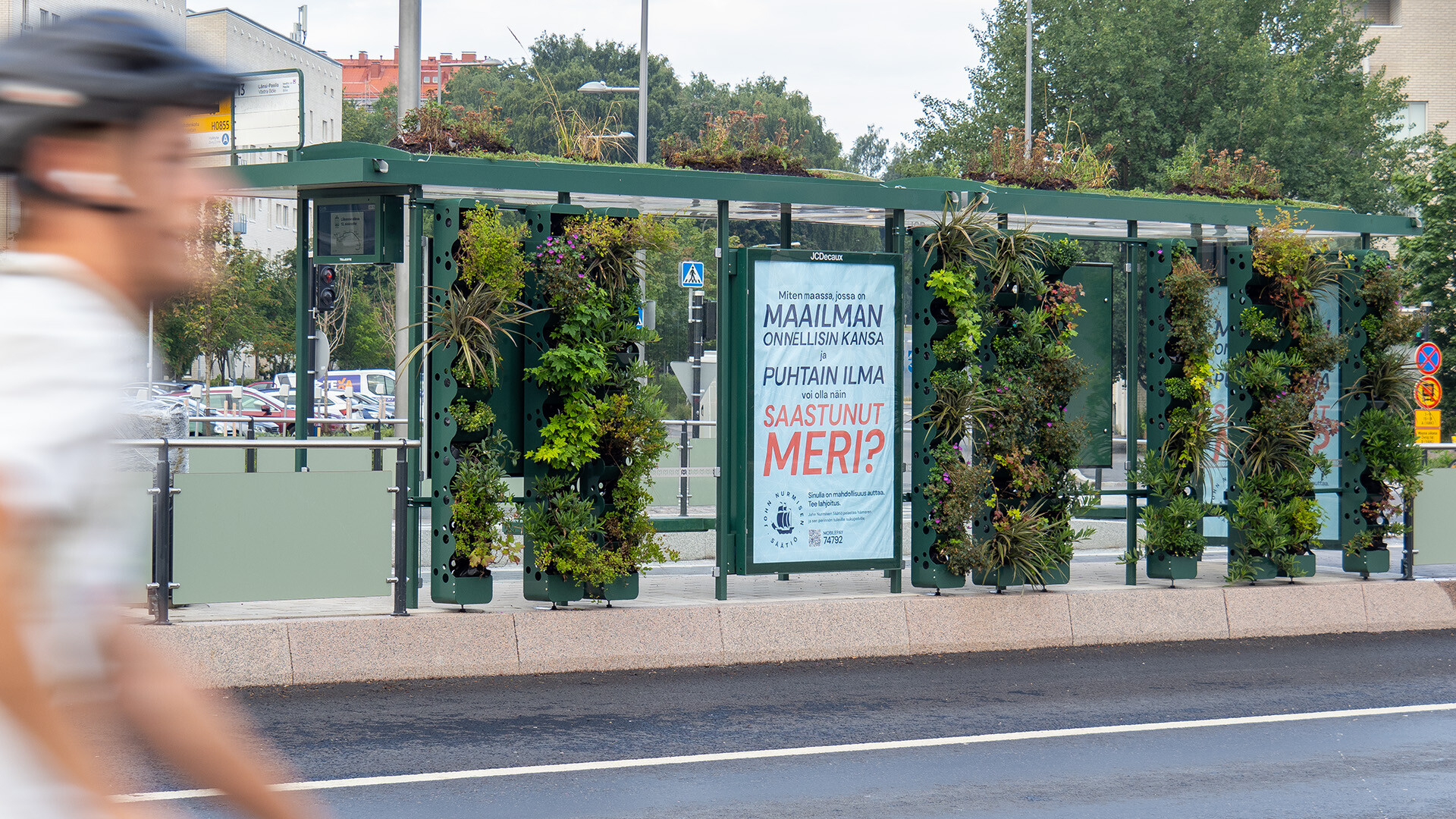 JCDecaux'in viherpysäkki Hermannin rantatiellä Helsingissä.