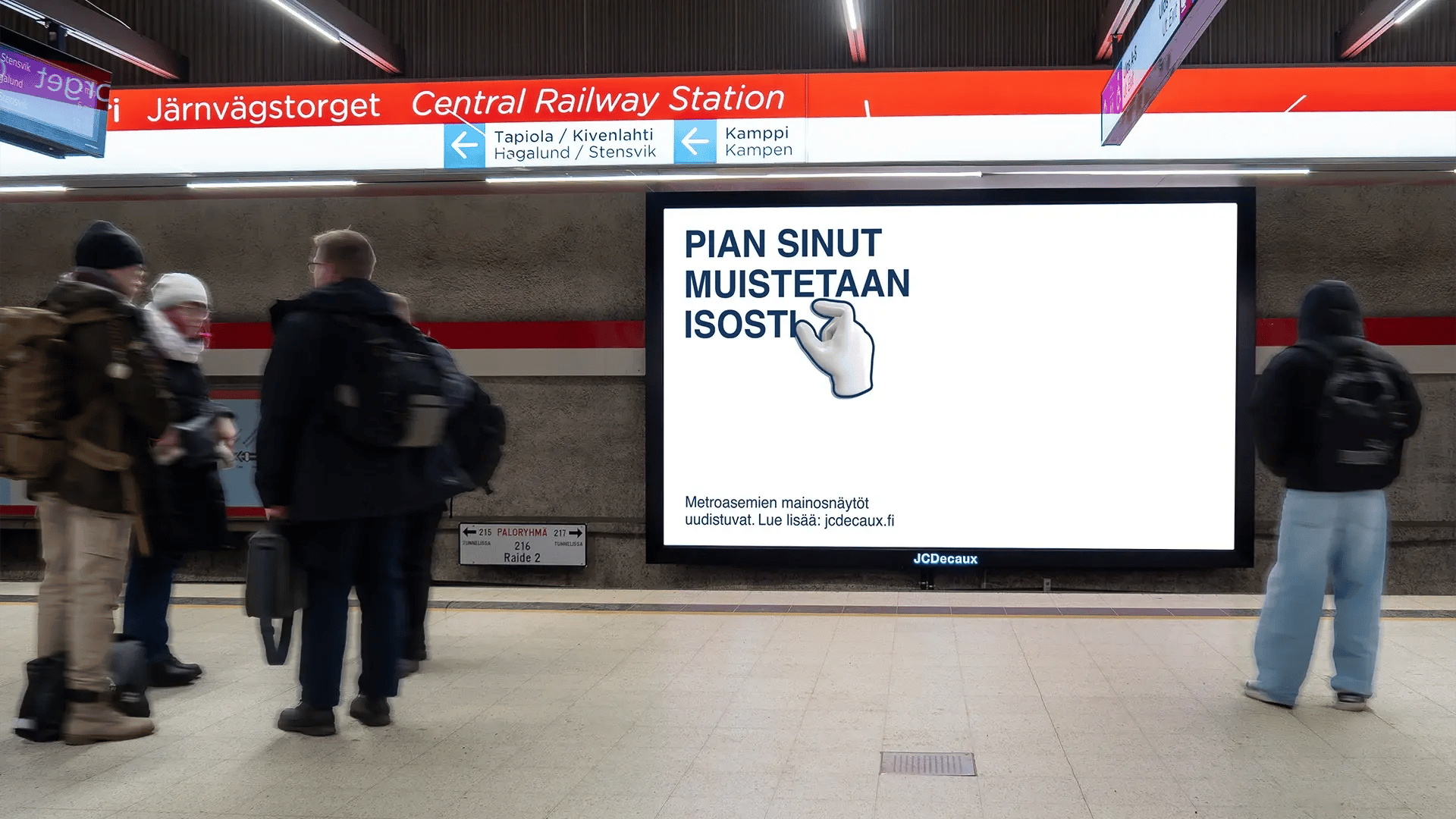 JCDecaux'in digitaalinen ulkomainoskampanja Rautatientorin metroasemalla. Kampanjassa kerrotaan, että metroasemanäytöt uudistuvat.
